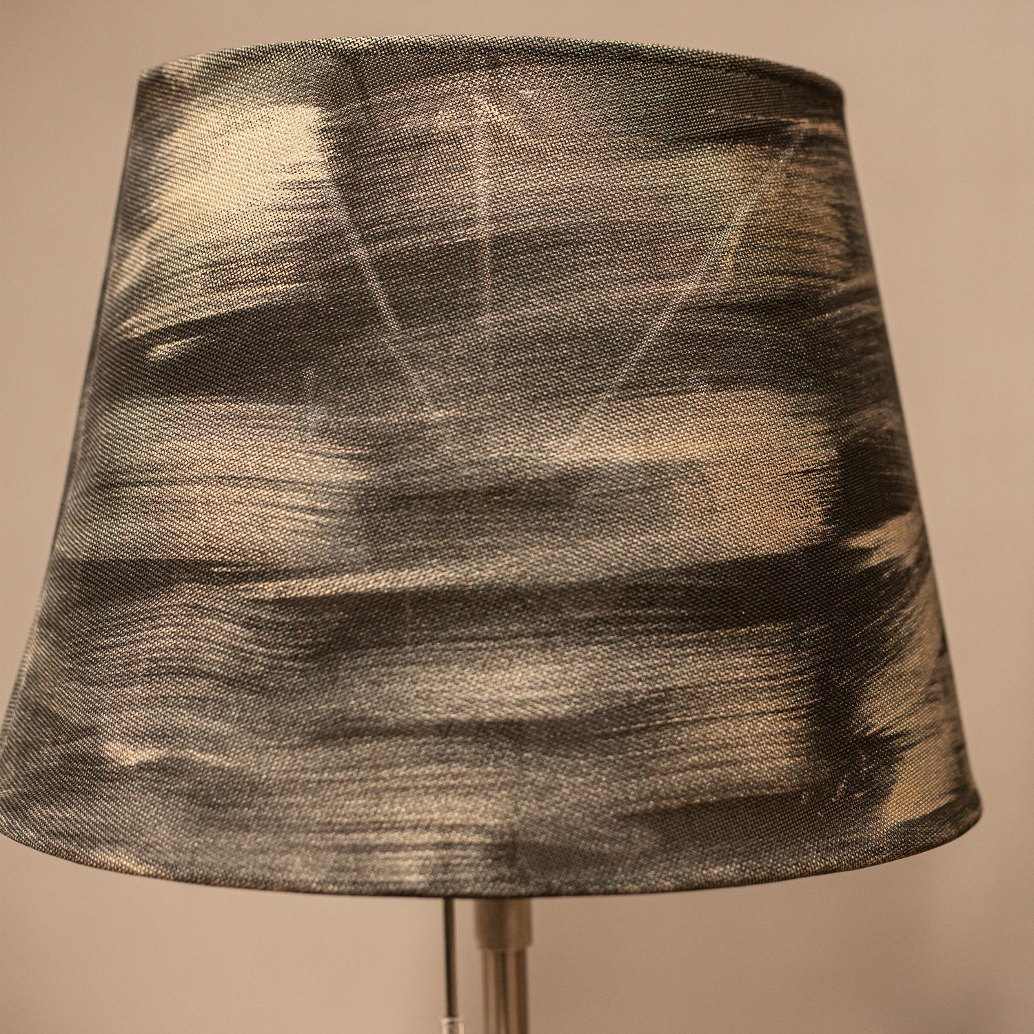 Текстилен абажур за мека светлина (Textile Lamp Shade for Ambient Lighting) – Съвременен дизайн – Detail Shot