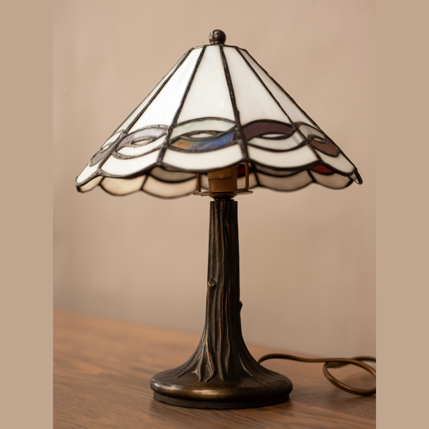Настолна лампа стил Тифани с основа във формата на дърво (Tiffany Style Lamp with Tree-shaped Bronze Base) – Витражно стъкло – Front View