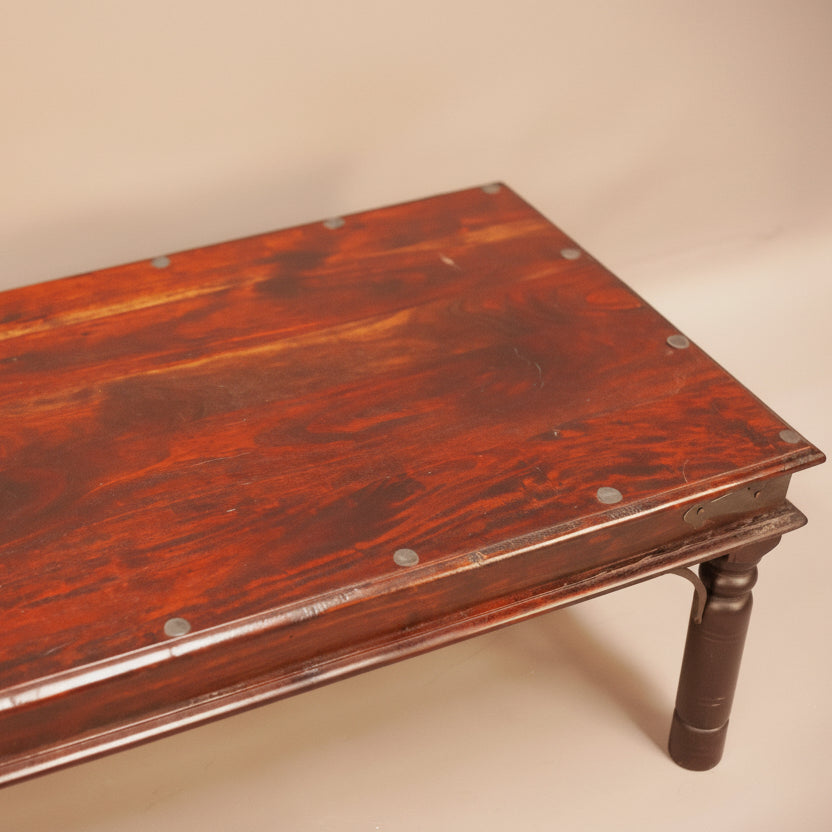 Изглед отгоре на плот от масивно дърво (Top View of Solid Wood Tabletop) – Декоративни метални орнаменти – Flat Lay