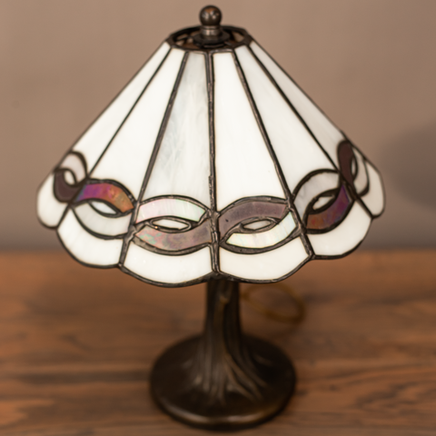 Изглед отгоре на витражен абажур (Top View of Stained Glass Lamp Shade) – Млечно бяло стъкло с цветни детайли – Bird's Eye View