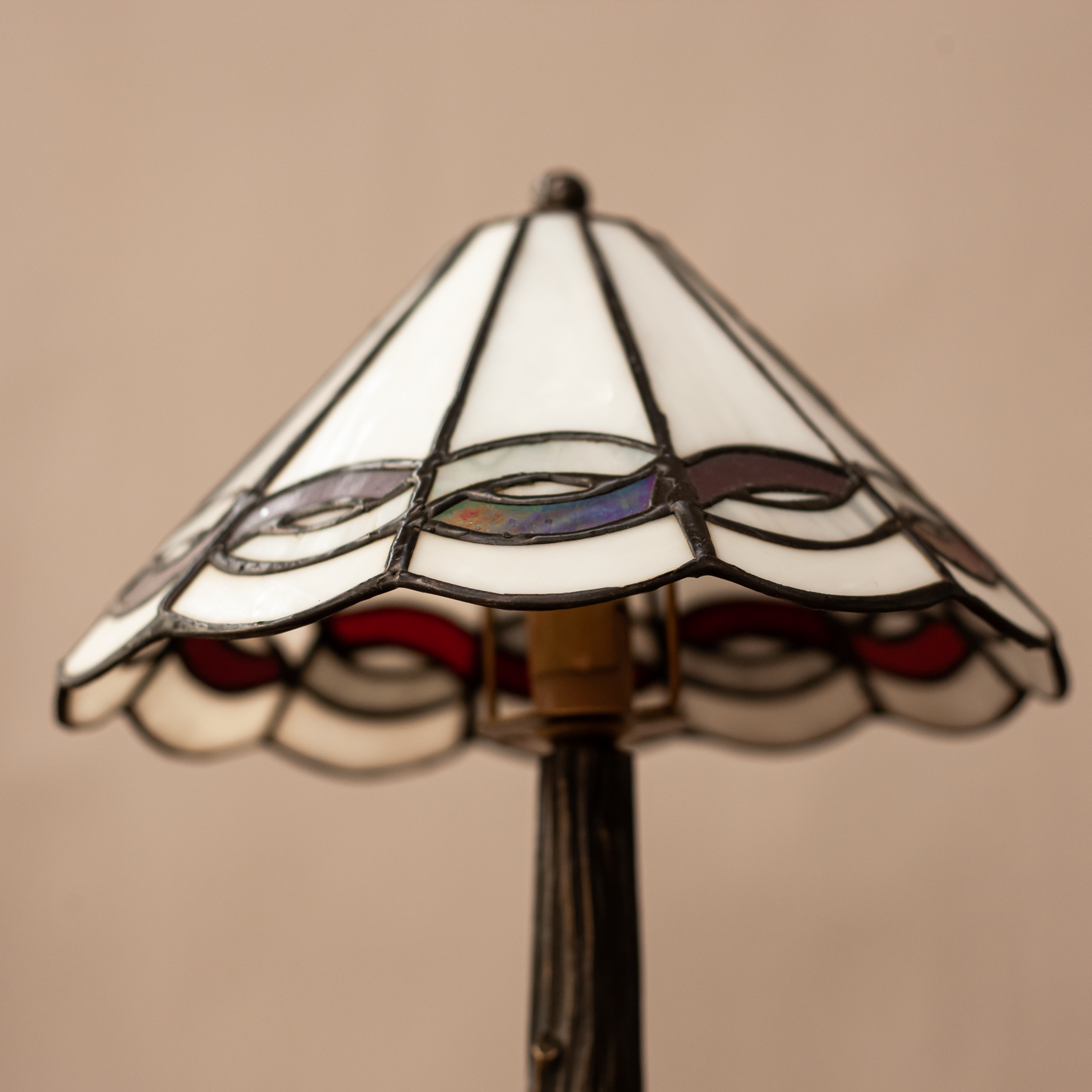 Вътрешна част на лампа Тифани (Underneath View of Tiffany Lamp Shade) – Ръчна оловна техника и витраж – Perspective Shot