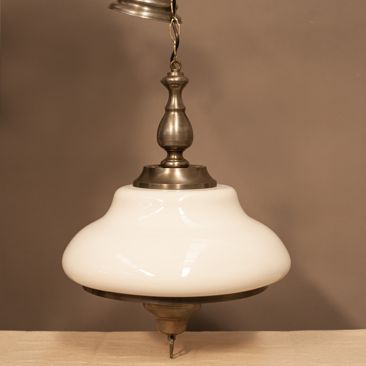 Винтидж полилей от месинг и стъкло опалин (Vintage Brass and Opaline Glass Chandelier) – Млечно бял абажур – Front View