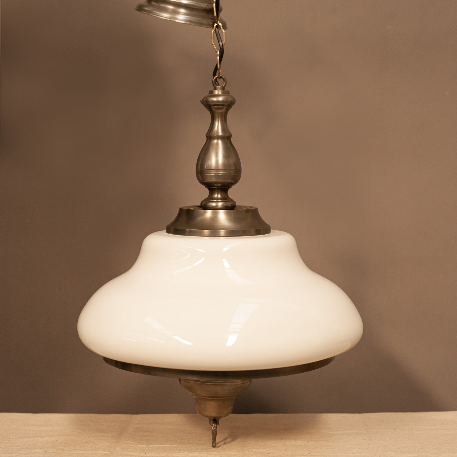 Винтидж полилей от месинг и стъкло опалин (Vintage Brass and Opaline Glass Chandelier) – Млечно бял абажур – Front View