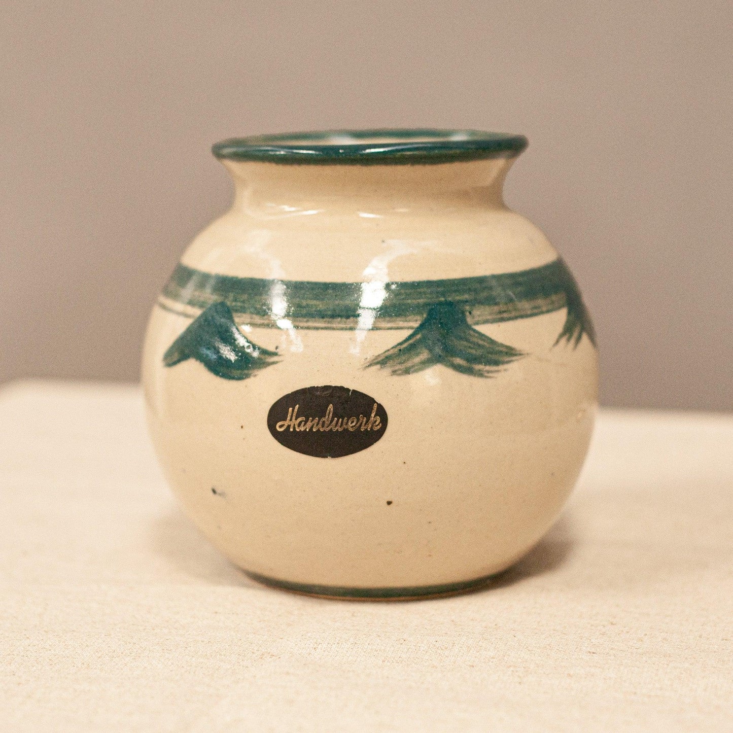 Винтидж керамична ваза за сухи цветя (Vintage Ceramic Bud Vase for Dried Flowers) – Органична форма – Profile Shot