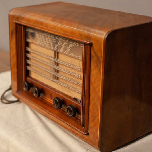 Страничен профил на винтидж радио Philips (Vintage Philips Wood Case Radio Profile) – Нидерландско инженерство – Side View