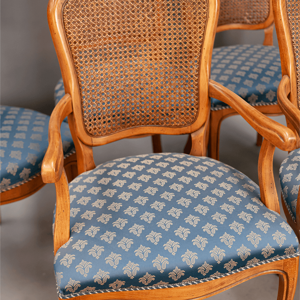 Луксозен френски стол с подлакътници и плетена облегалка (Louis XV Carver Chair with Cane Back) – Кралско синьо и златно – Front View