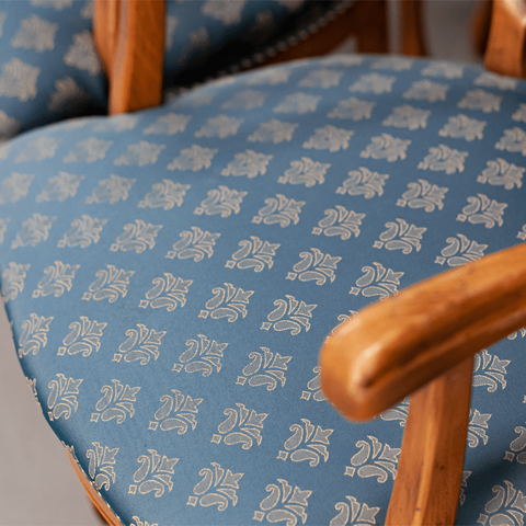 Детайл на автентична плетена облегалка тип Cane Back (Detail of Traditional French Cane Backrest) – Ръчна изработка – Close-up