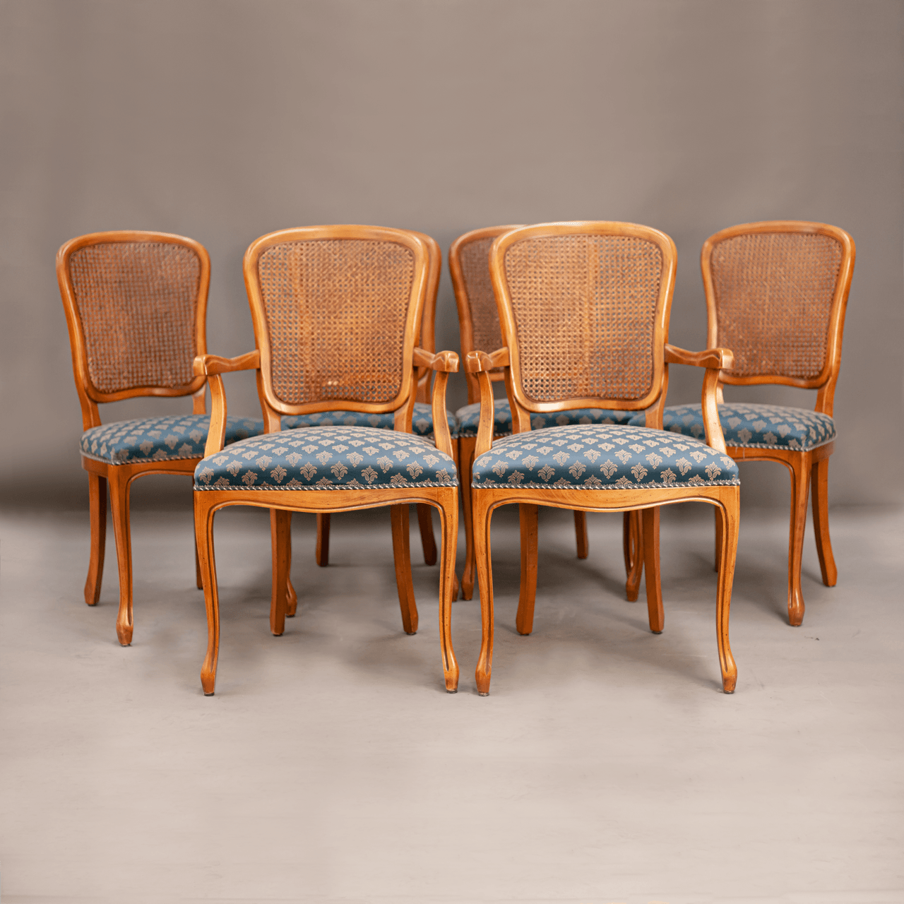 Пълен комплект от 6 френски стола Луи XV (Set of 6 Louis XV French Dining Chairs) – Плетена облегалка и кралско синя тапицерия – Full Set