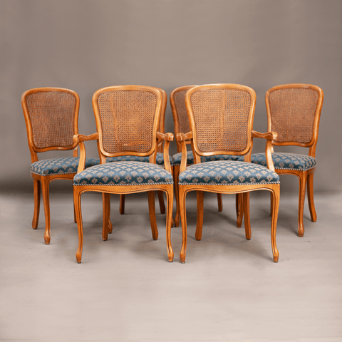 Пълен комплект от 6 френски стола Луи XV (Set of 6 Louis XV French Dining Chairs) – Плетена облегалка и кралско синя тапицерия – Full Set